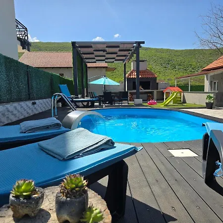 Grey House With Heated Pool *