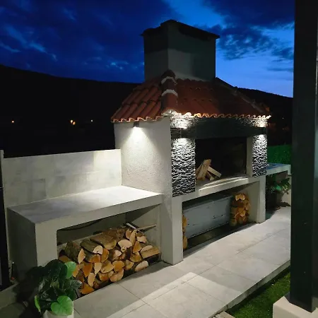 Grey House With Heated Pool Drnis Dom wakacyjny *