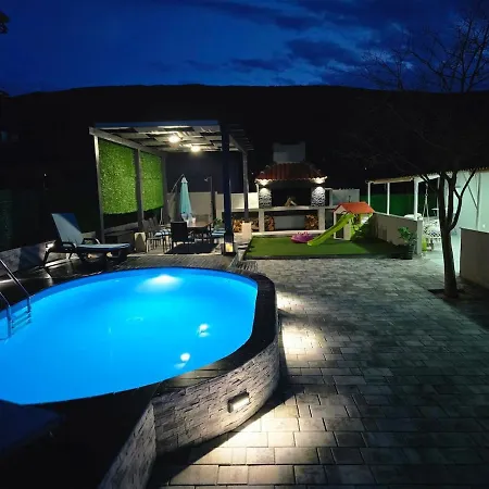 Grey House With Heated Pool Kricke