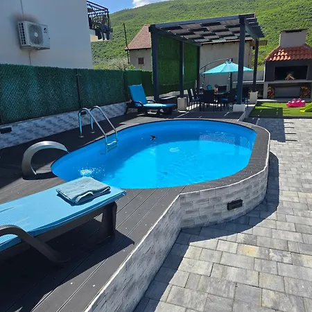Grey House With Heated Pool Drnis
