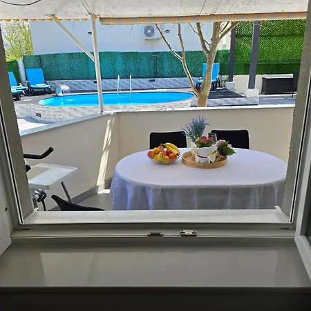 Dom wakacyjny Grey House With Heated Pool Drnis Kricke