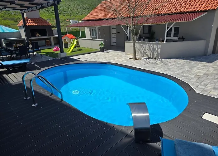 Grey House With Heated Pool Drnis Vakantiehuis