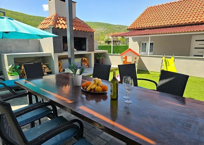 Grey House With Heated Pool Drnis Vakantiehuis