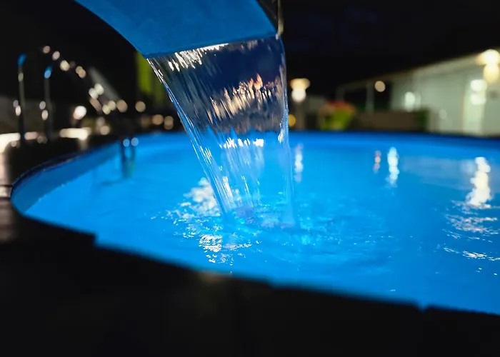 Grey House With Heated Pool Drnis Vakantiehuis *