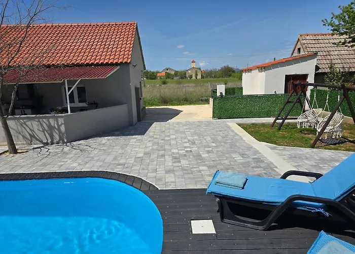 Grey House With Heated Pool Drnis Vakantiehuis