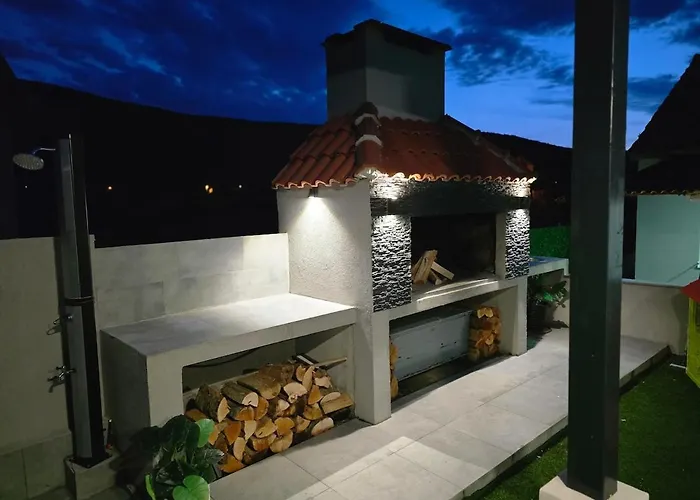 Grey House With Heated Pool Drnis Vakantiehuis *