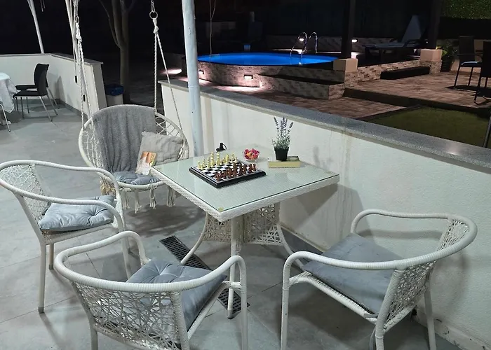 Grey House With Heated Pool Drnis Vakantiehuis *