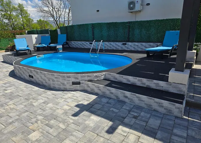 Grey House With Heated Pool Drnis