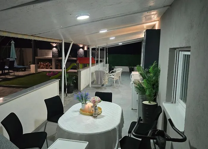 Vakantiehuis Grey House With Heated Pool Drnis *