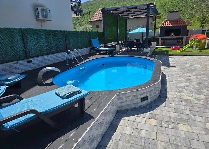 Grey House With Heated Pool Drnis