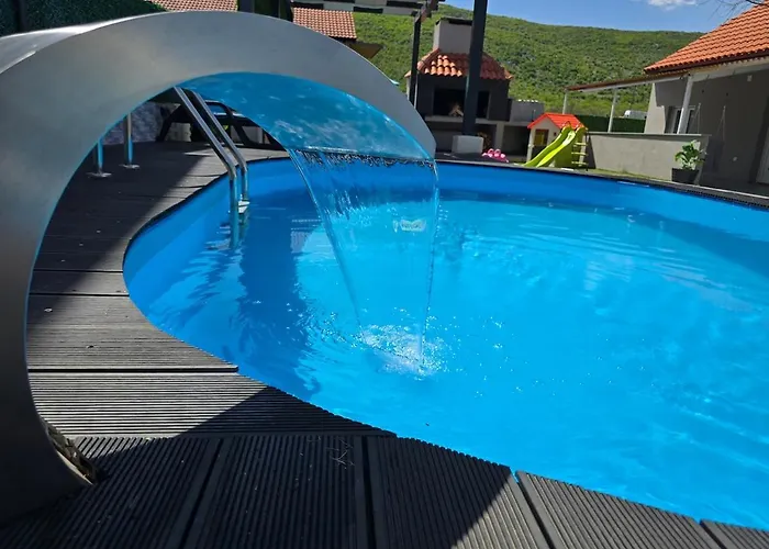 Grey House With Heated Pool Drnis Vakantiehuis *