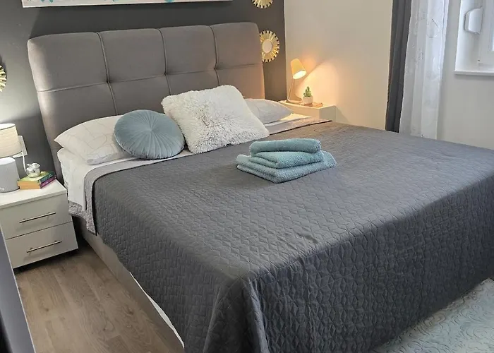 Holiday home Grey House With Heated Pool Drnis *